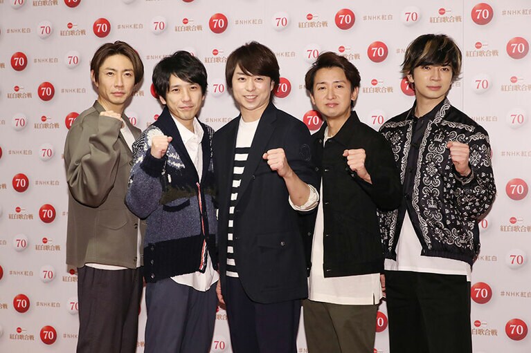 嵐は新曲「カイト」と、「A・RA・SHI」と「Turning Up」のメドレーを披露。
