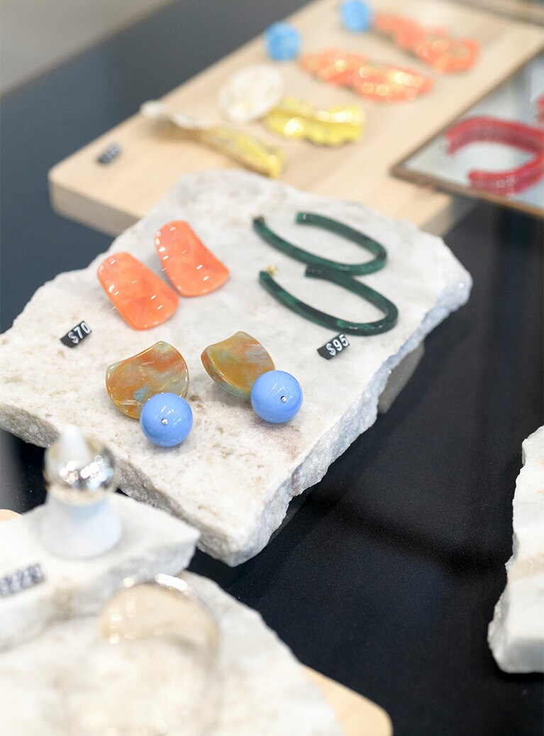 ジュエリーは個性的で大ぶりなものを選んで。