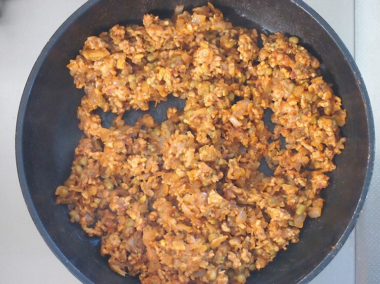 （4）塩、醤油を入れて味を整えます。