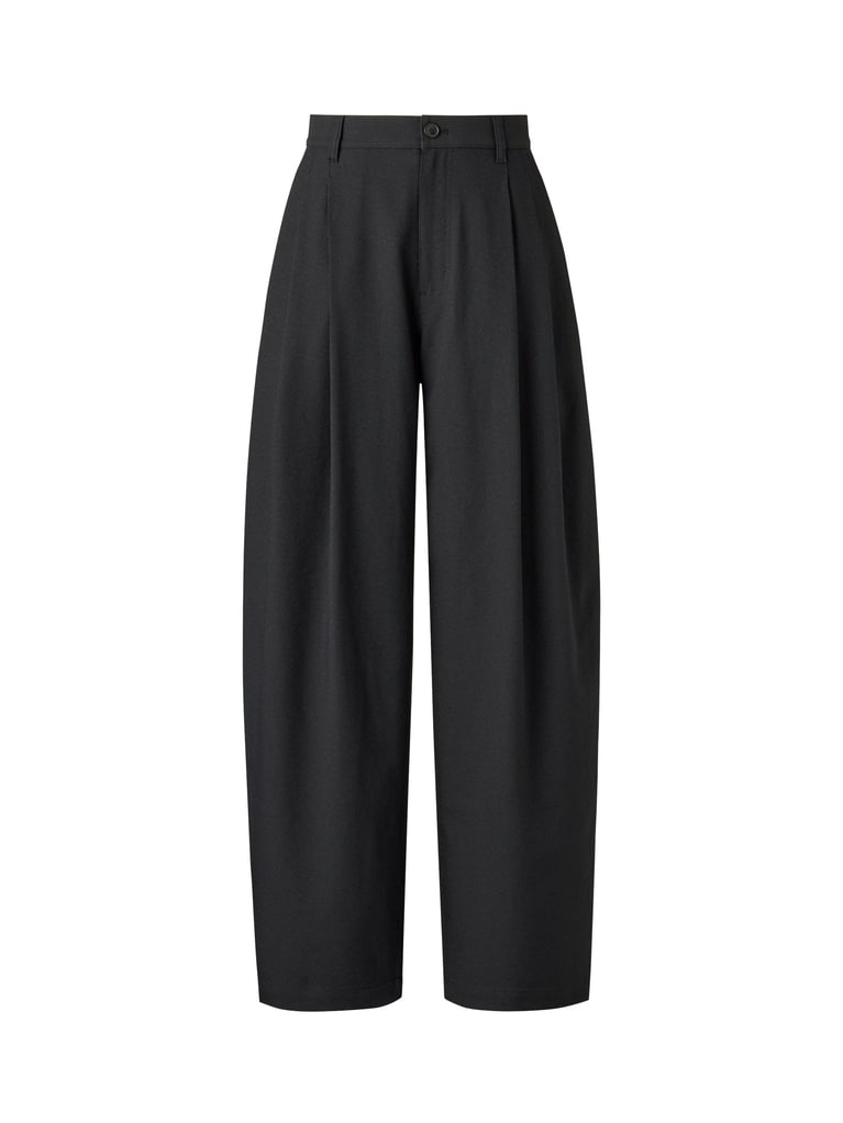 タックバレルレッグパンツ 4,990円（09 BLACK）。