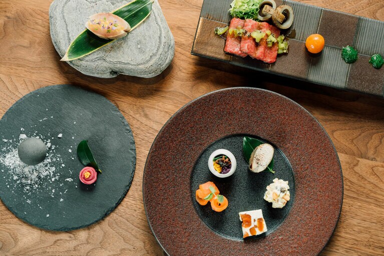 生産者と繋がり、地のもの、旬のものに徹した料理は、出汁の旨みに富む和をベースに、工夫と物語性が楽しいコース仕立て。