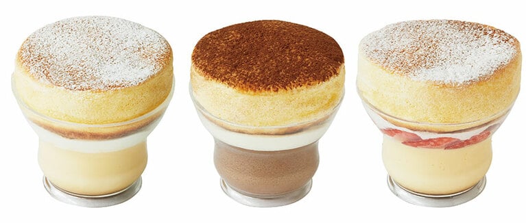左：「奇跡のスフレパンケーキプリン プレーン」500円。中央：「奇跡のスフレパンケーキプリン チョコレート」540円。右：「奇跡のスフレパンケーキプリン ストロベリー」580円。