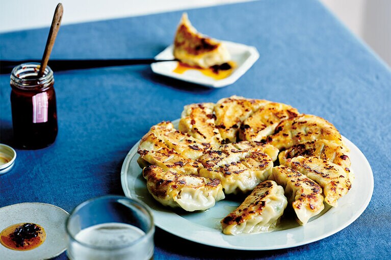 愛農ナチュラルポーク肉餃子〈40個入り(35g×20個×2箱)、蜜香特製豆鼓辣油×1本(80mL)〉7,350円。