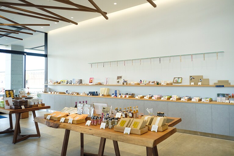 「ショップ」ではアクアイグニスのレストランを監修するシェフ3人がプロデュースした商品も販売しています。