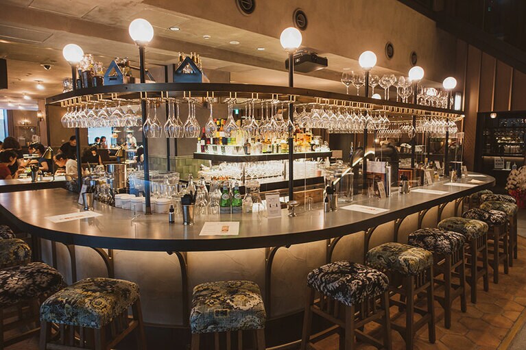 バーでは丸くなって座るため、ほかの客との一体感が生まれやすい。