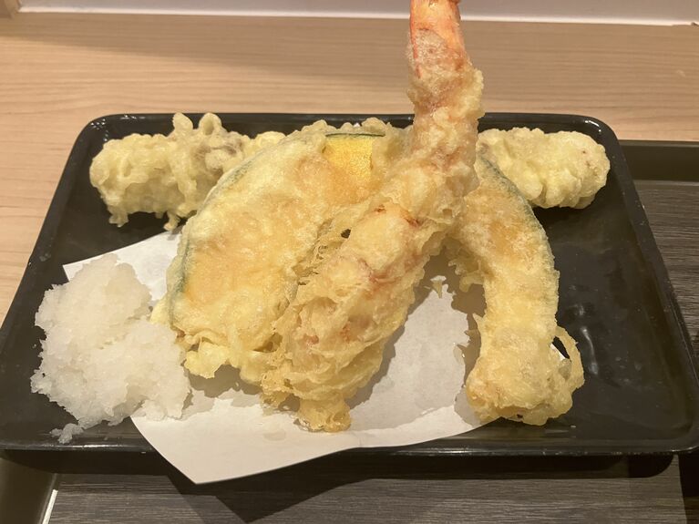 揚げたての天ぷらは油切れもよく大きい