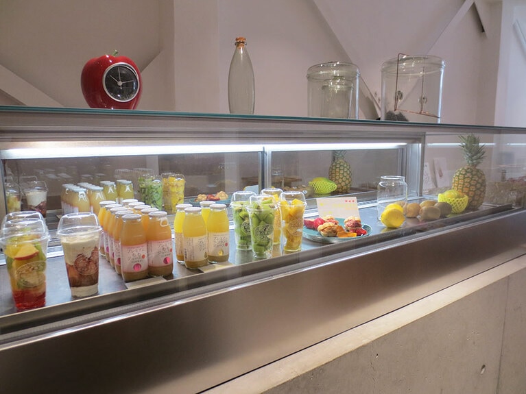 商品が並ぶ冷蔵ケース。