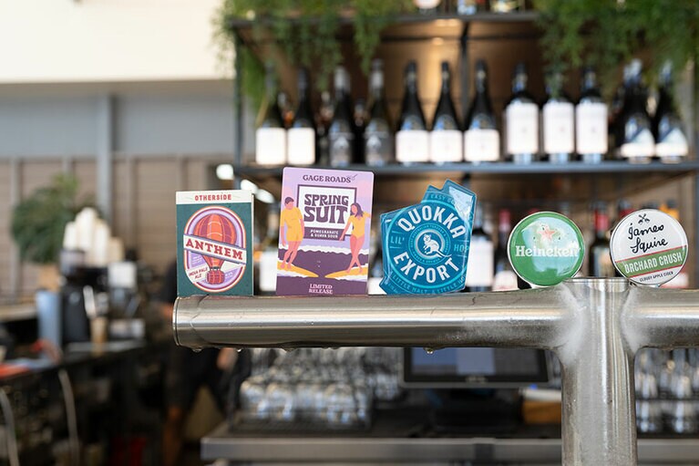 クラフトビールのタップも充実。