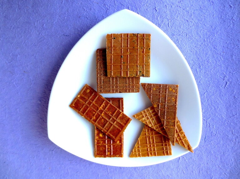 格子せんべい。上から時計回りに「ゴマ」「アーモンド」「ピーナッツ」各1袋300円。