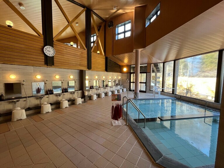 清潔感溢れる大浴場。天井も高く開放感たっぷり。