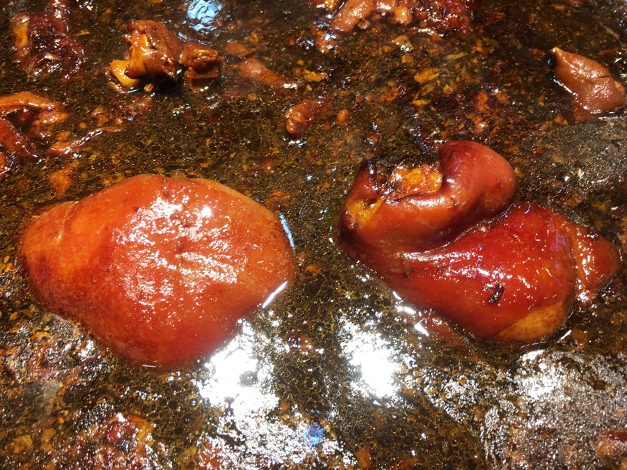 トロットロに煮込まれた豚足は台湾では定番メニュー。