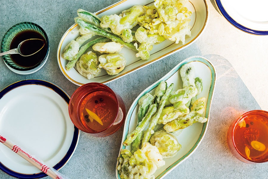 おなじみ、日本の山菜をタイ風フリットで楽しむ「山菜の天ぷら タマリンドソース」「レモングラスとこしょうのお茶」のレシピ。