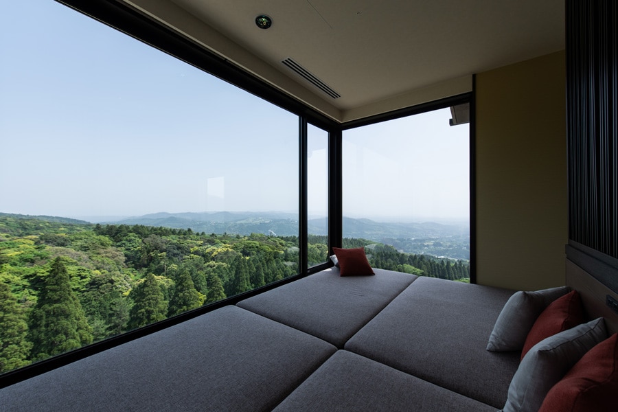 すべての客室から、桜島と霧島高原が広がる壮大な景色を眺めることができる。