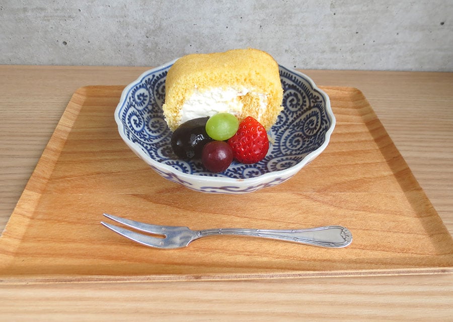 「米粉のロールケーキ」300円。フルーツを添え、金彩の器で。