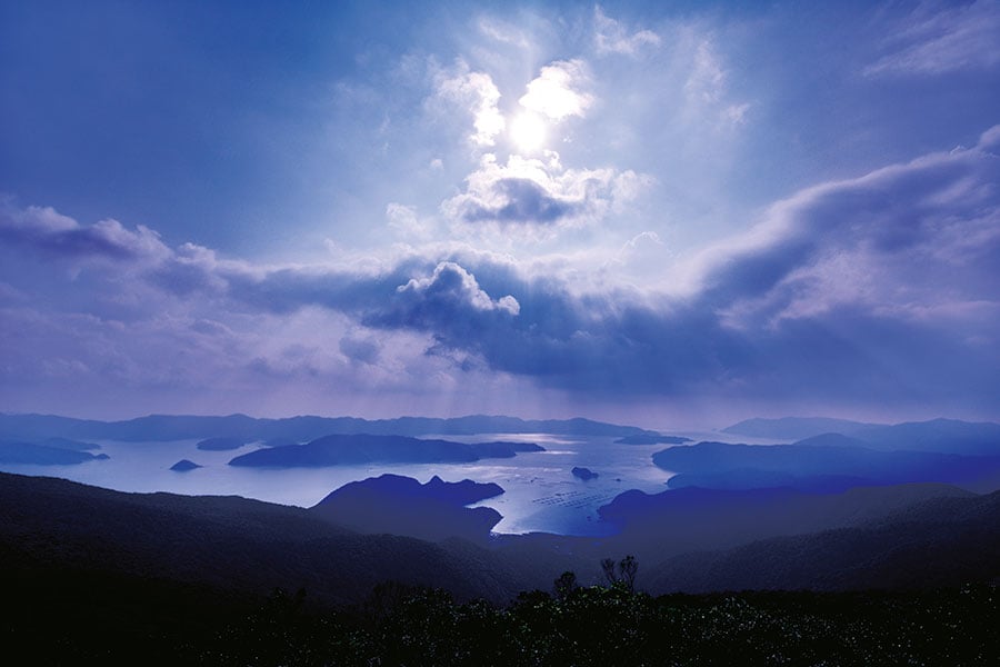 【奄美大島】神々しい光がつくる感動の光景に心が癒やされる、高知山展望台からの眺め。