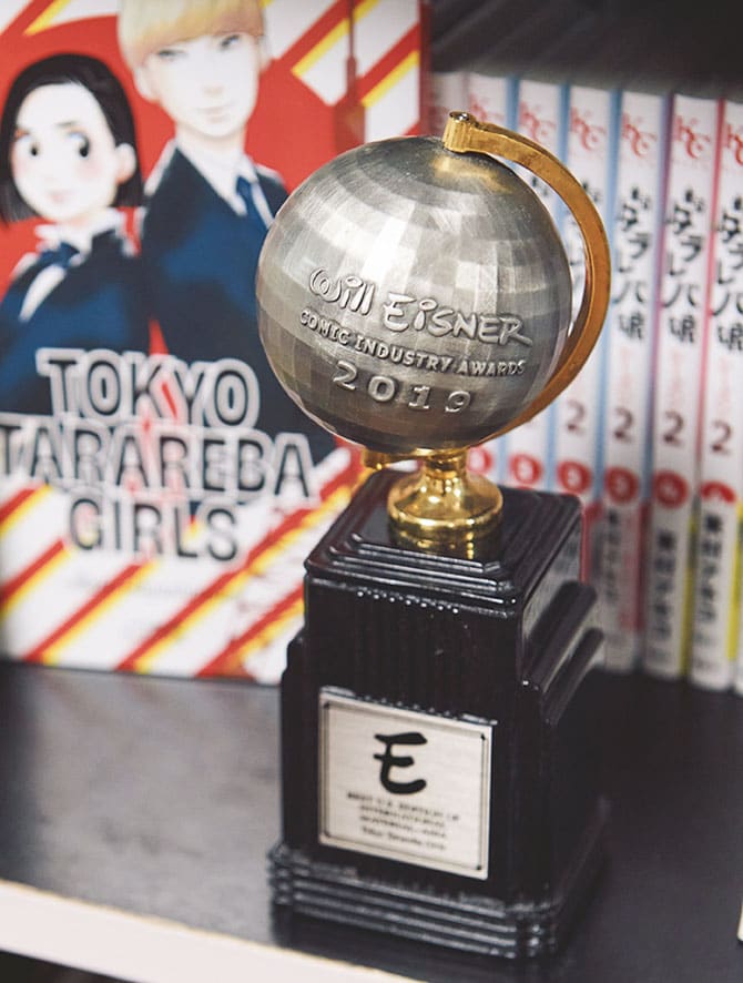 『東京タラレバ娘』(講談社)が2019年米国アイズナー賞の最優秀アジア作品賞を受賞したときのトロフィー。 
