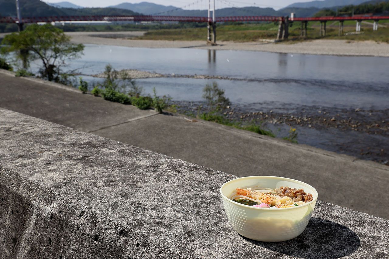 日本一の清流、高津川のほとりで。ピクニック気分を味わえる
