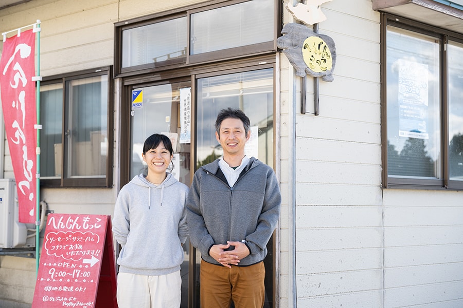 お店の前にてオーナー夫妻。笑顔が素敵な渡邊佳奈子さんと渡邊省吾さん。