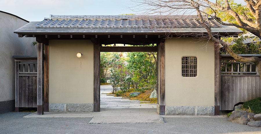老舗料亭の跡地の歴史的建物の⼀部と庭園を継承した、「Auberge TOKITO（オーベルジュ ときと）」のエントランス。