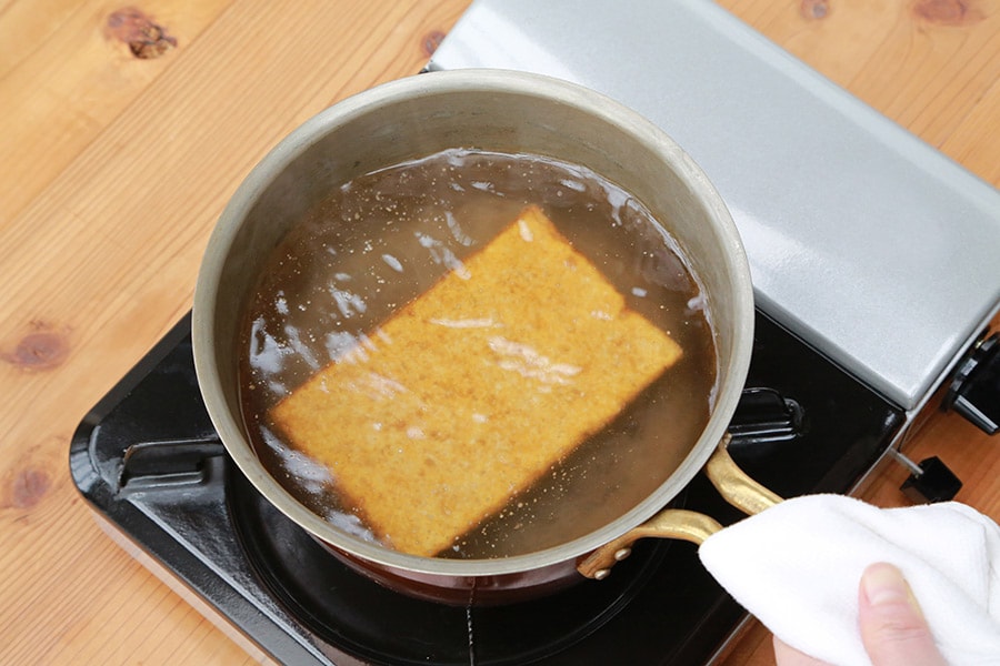 鍋に湯をわかし、厚揚げを入れて2、3分以上しっかりと茹でて油抜きをする。