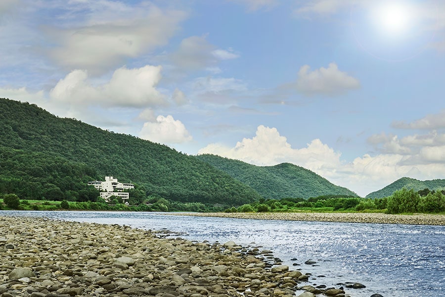 “日本三大清流”のほとりに佇む「長良川清流ホテル」の外観。夏には川遊びアクティビティも楽しめる。