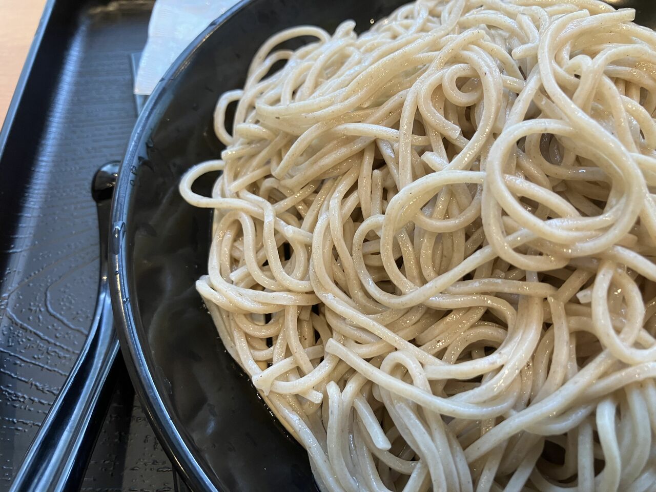 そばは生麺を都度茹ででコシもよい