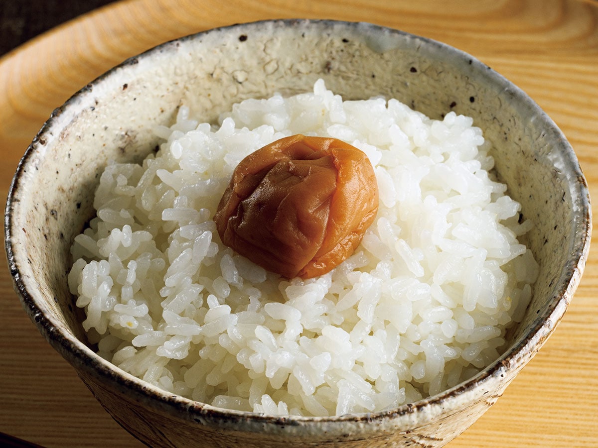 ブランド米：「隅田屋米 6合 大吟撰」（東京）900g 3,000円／お米とごはん 隅田屋
ご飯のおとも：「三年梅」100g 1,048円／立ち喰い梅干し屋