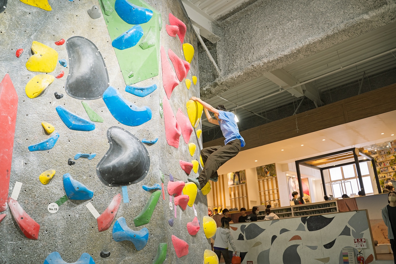 レベル別に色分けがされたホールド（掴むところ）を登っていく。