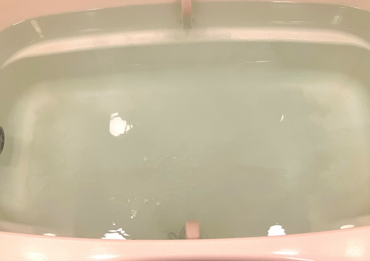 ドボンと入れると重炭酸がシュワシュワと溶け出す。すべて溶け切ったあとは、無色透明だけど、肌あたりがまろやか～な柔らかいお湯に。