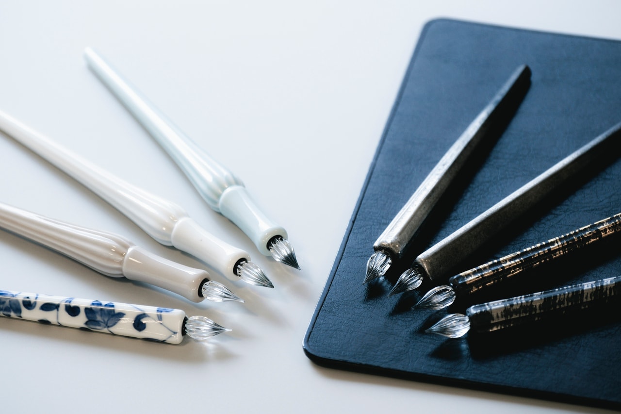 有田焼は、ガラス質の原料を多く含む陶石を使用し1250～1300℃という高温で焼き上げることで、高い耐久性を実現している。