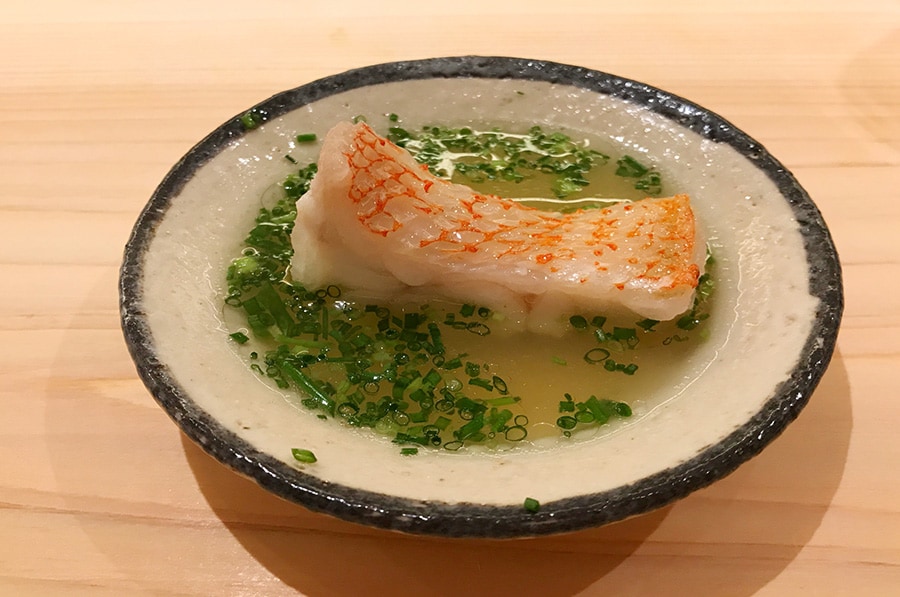 北海道根室のキンキの煮付けは、白醤油と隠し味のみりんが利いた煮汁も美味しい。