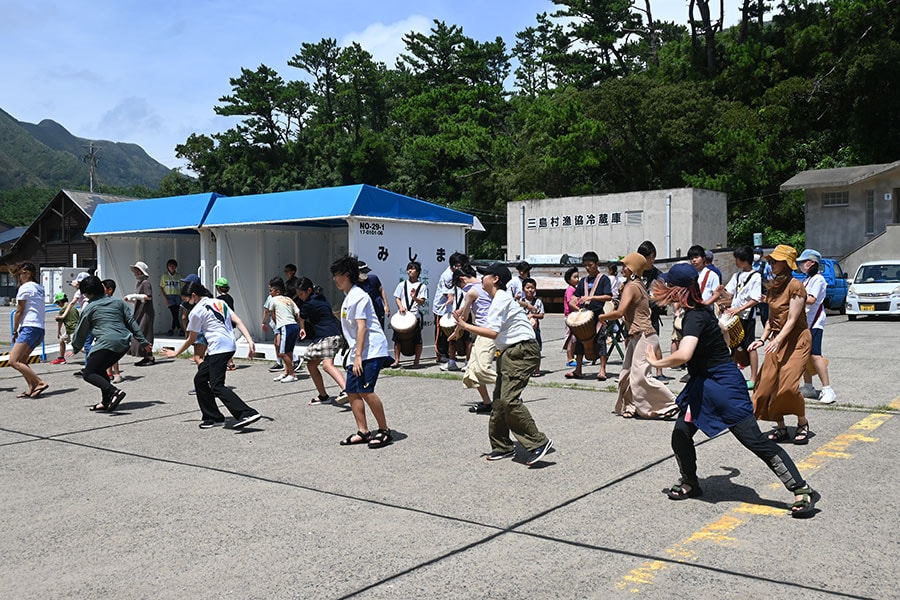 フェリーみしまが入港すると、島民総出でウェルカム。