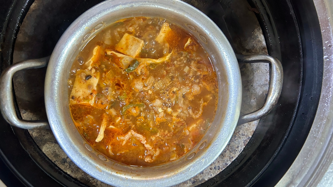 コクと旨味がたっぷり。〆は必ず「チャドルマクチャン味噌チゲ」で。10,000ウォン（2人前）。