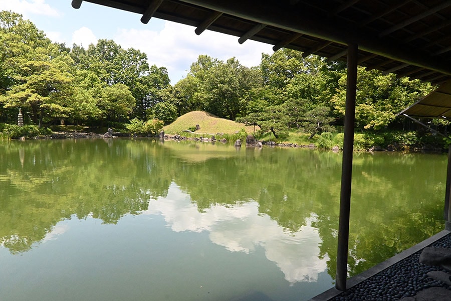 池の周囲には小道がめぐらされ、散策することができます。