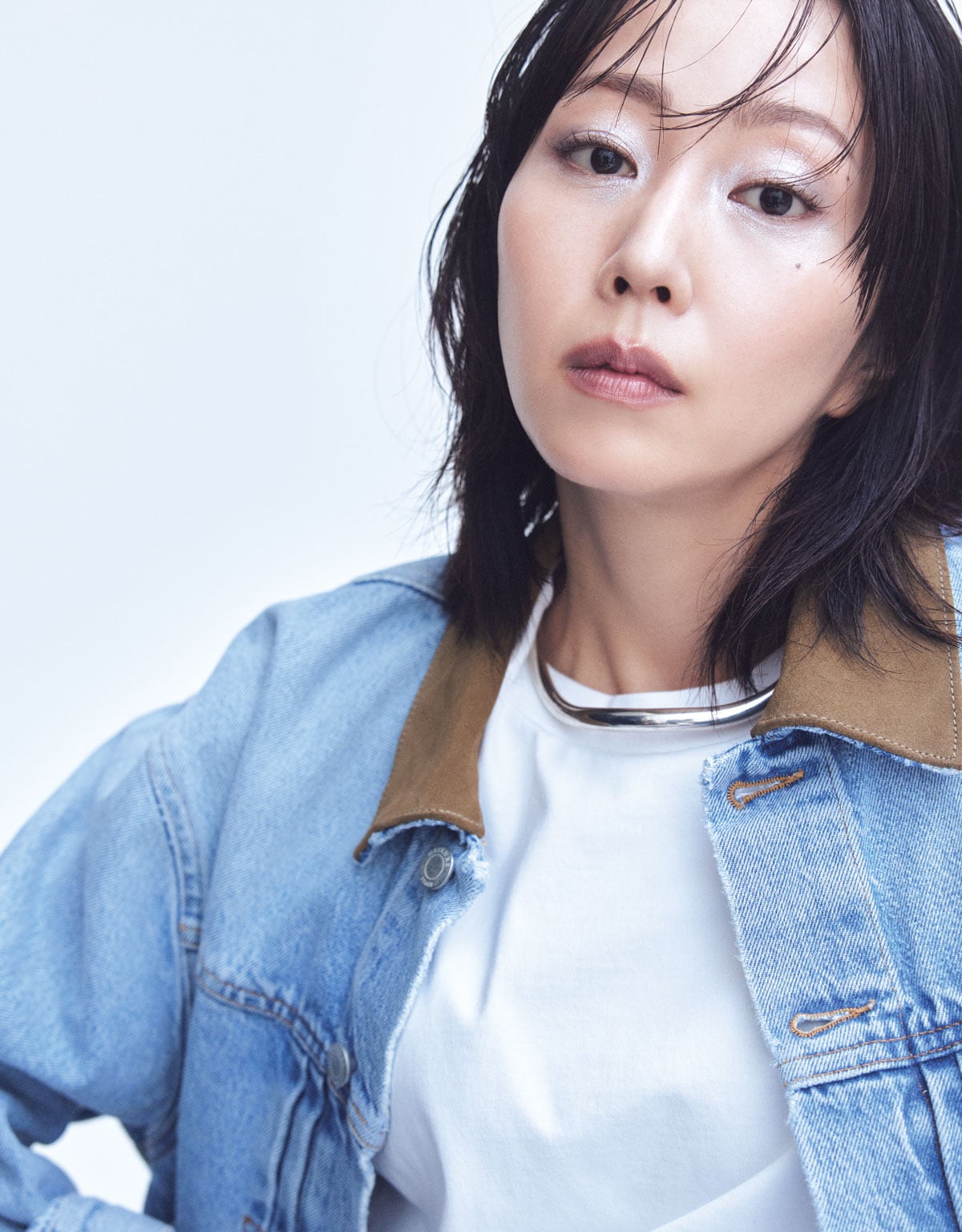 木南晴夏さん：デニム ジャケット 80,300円／ハイクル（ジャーナル スタンダード レサージュ 銀座店）T シャツ 16,500円／ロエフ（エイチ ビューティ&ユース）チョーカー 326,700円／シャルロット シェネ（シャルロット シェネ 青山店）