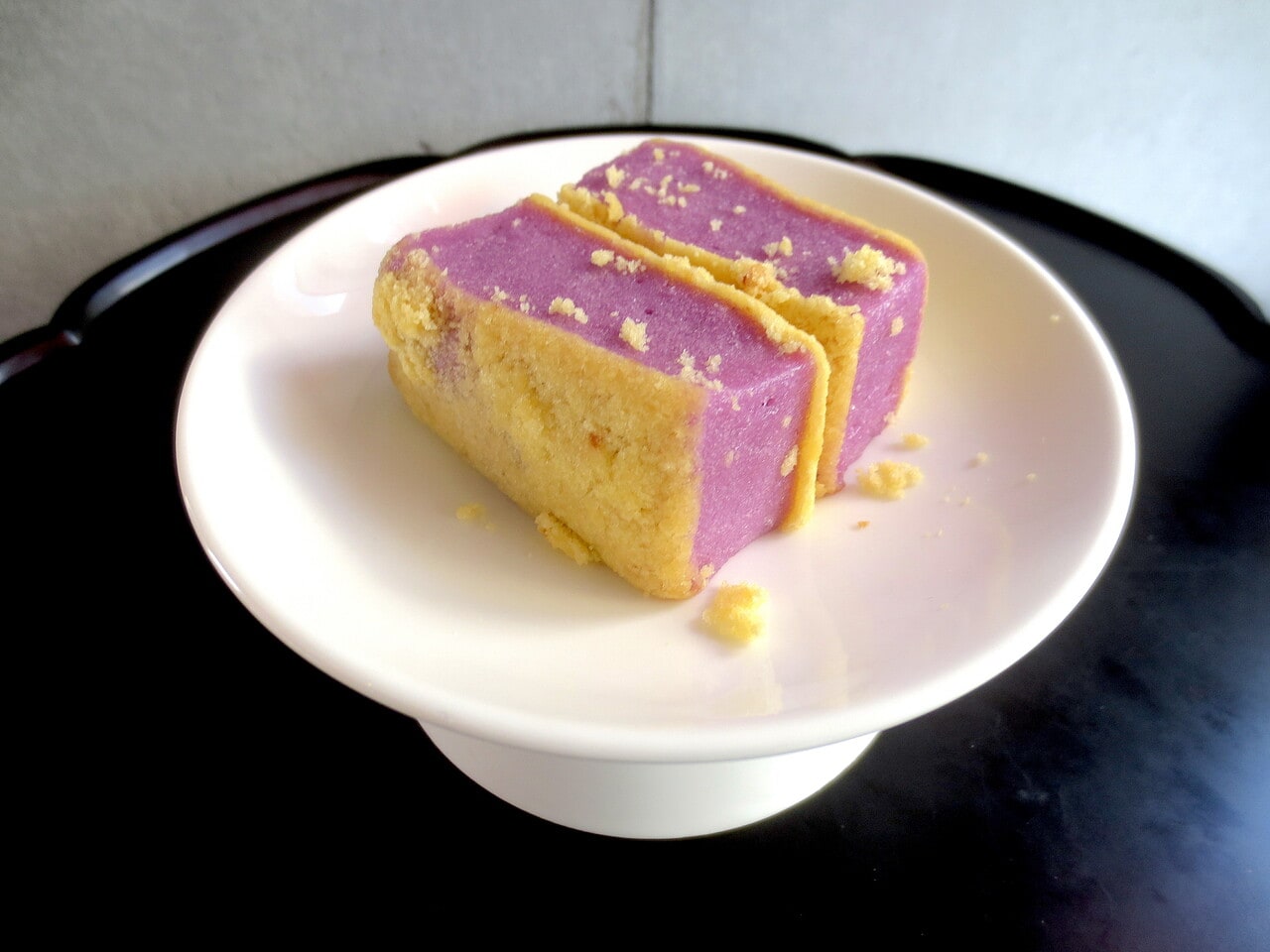 「サツマイモ カステラ インジョルミ」360円。インジョルミは、もち米を蒸して搗いた餅にきな粉をまぶした伝統の餅菓子。これはカステラのそぼろをまぶした一品。