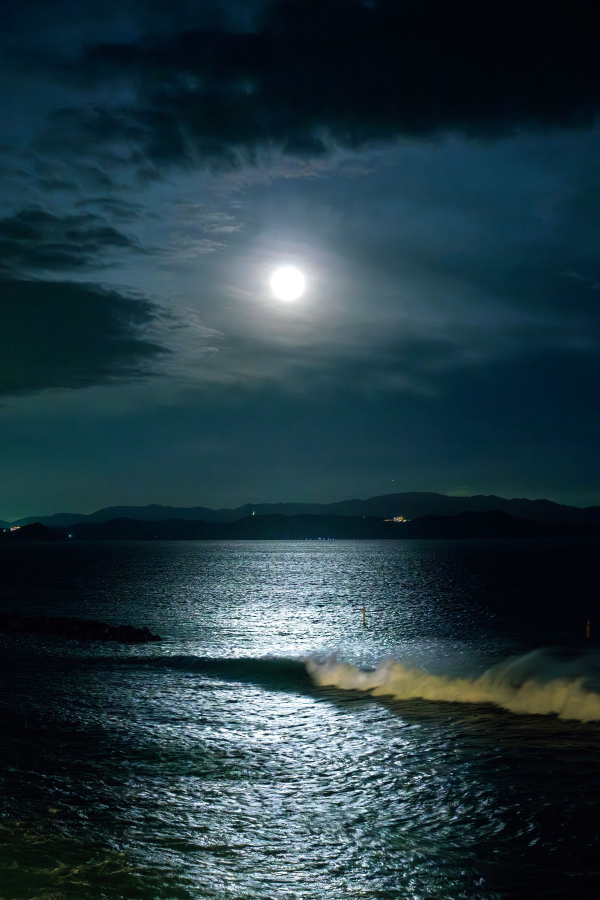 満月と、前後の夜に見られるムーンロード。真っ暗な夜の海の上を走る幻想的な光に癒されて。