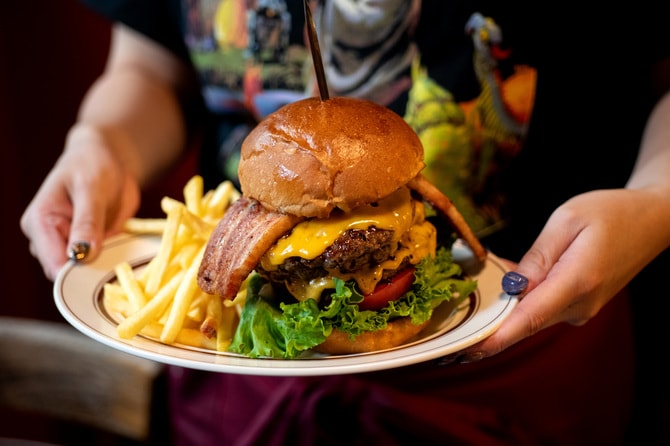 製薬会社からロックなアメリカンダイナーへ。自分の“好き”を詰め込んだ