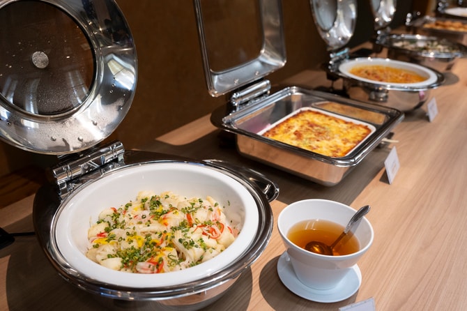 和洋中の料理や、地元の新鮮な野菜が楽しめるハーフビュッフェスタイル。