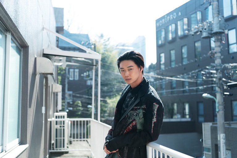 コート、シャツ、パンツ(ヨウジヤマモト/ヨウジヤマモト プレスルーム)、ブーツ(ワイズ/ワイズ プレスルーム)