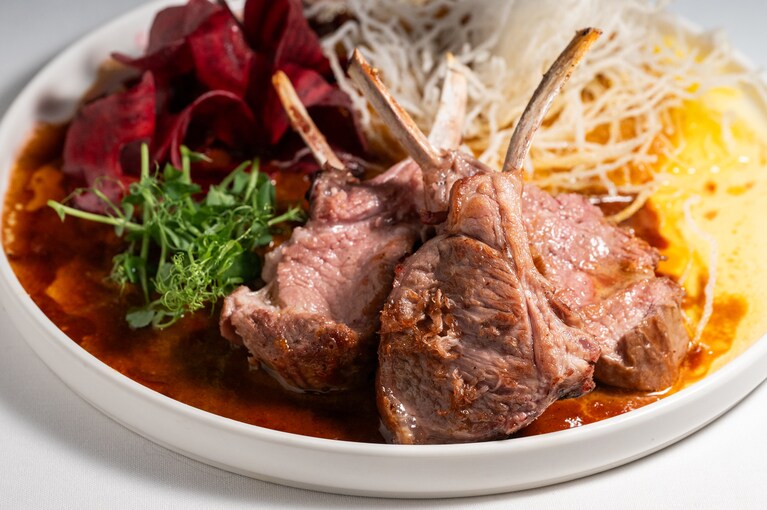 この日のメインディッシュは「ラムラック」。サンタフェ400周年記念ディナーでも提供した、シェフにとって思い入れの深い一皿。