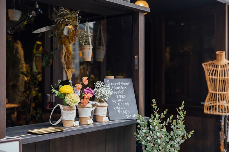 コーヒーカップ入りのミニ花束。気軽に購入できるのが嬉しい。