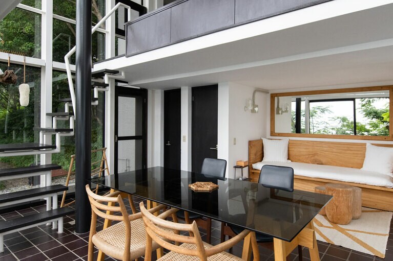 インテリアにもこだわりが。木材を基調としたぬくもりのある家具があたたかみを感じさせる。