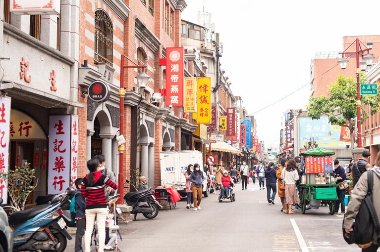 歴史を感じる街並みを眺めながら食べ歩きをするのも楽しい。