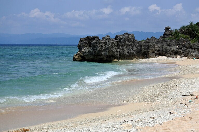 トケイ浜は干潮時を避ければ、泳ぐこともOK。