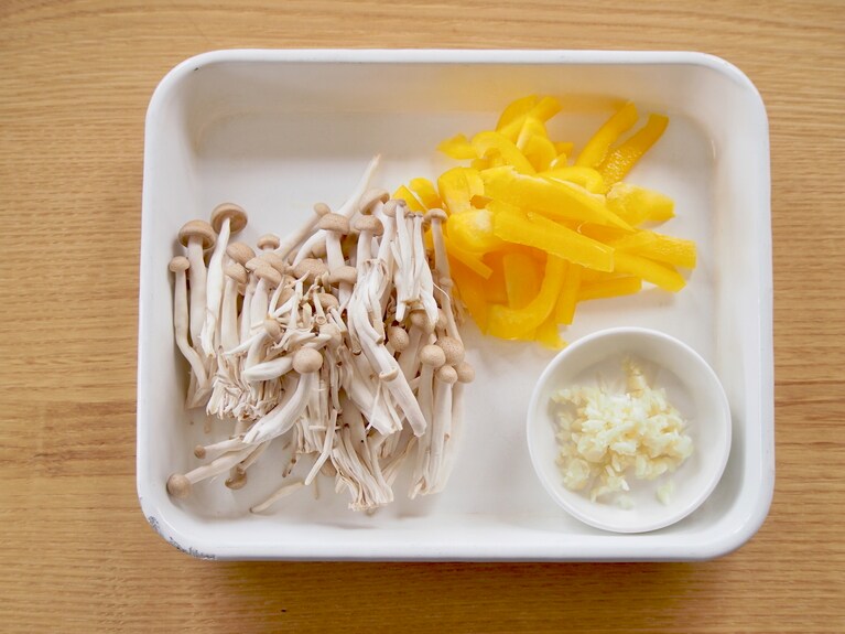 にんにくはみじん切り、パプリカは千切り、しめじは根元を切り落として手でほぐす。