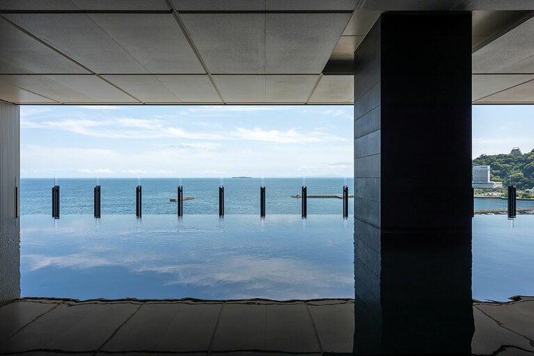 インフィニティバス 昼刻。