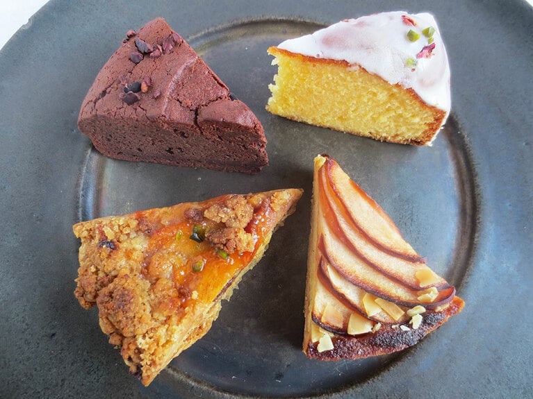 ケーキ4種類。右上から、時計回りで「ケイク・シトロン」400円、「紅玉のタルト」420円、「柿のパイ」380円、「ショコラケイク」430円。その日何があるかは、当日のお楽しみ(インスタで紹介されます)。