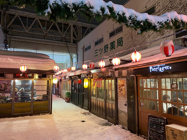 雪が積もって、まるで映画のセットのような佇まいの「レンガ横丁」。