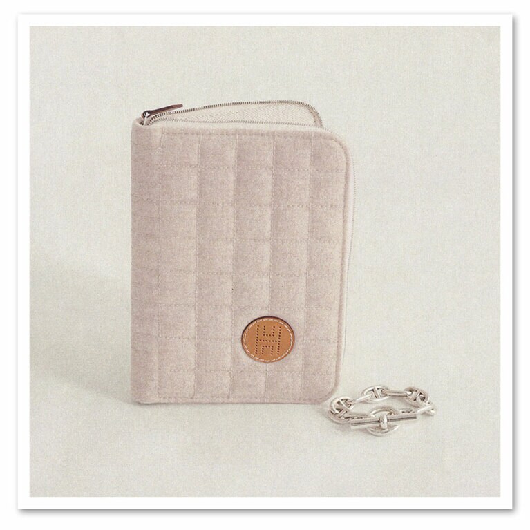 エルメス「ジュエリーポーチ」ポーチ「パドック」［H20×W15cm］90,000円、ブレスレット「シェーヌ・ダンクル」175,000円／エルメス
